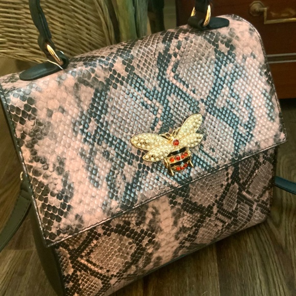 SNAKESKIN PRINT BEE BAG💕CLOSEOUT💕 STUNNING BLUSH BLK Python HANDBAG NWT - Picture 7 of 14